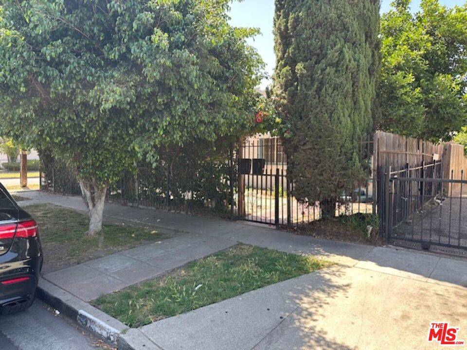 652 E 74th ST, Los Angeles, CA 90001