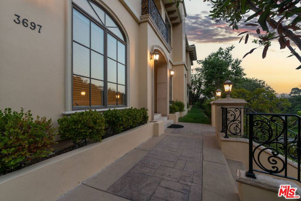 Sherman Oaks, CA 91423,3697 Benedict Canyon LN