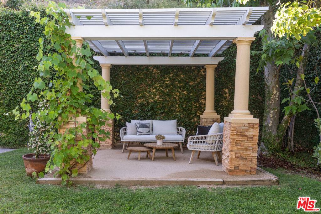 Sherman Oaks, CA 91423,3697 Benedict Canyon LN