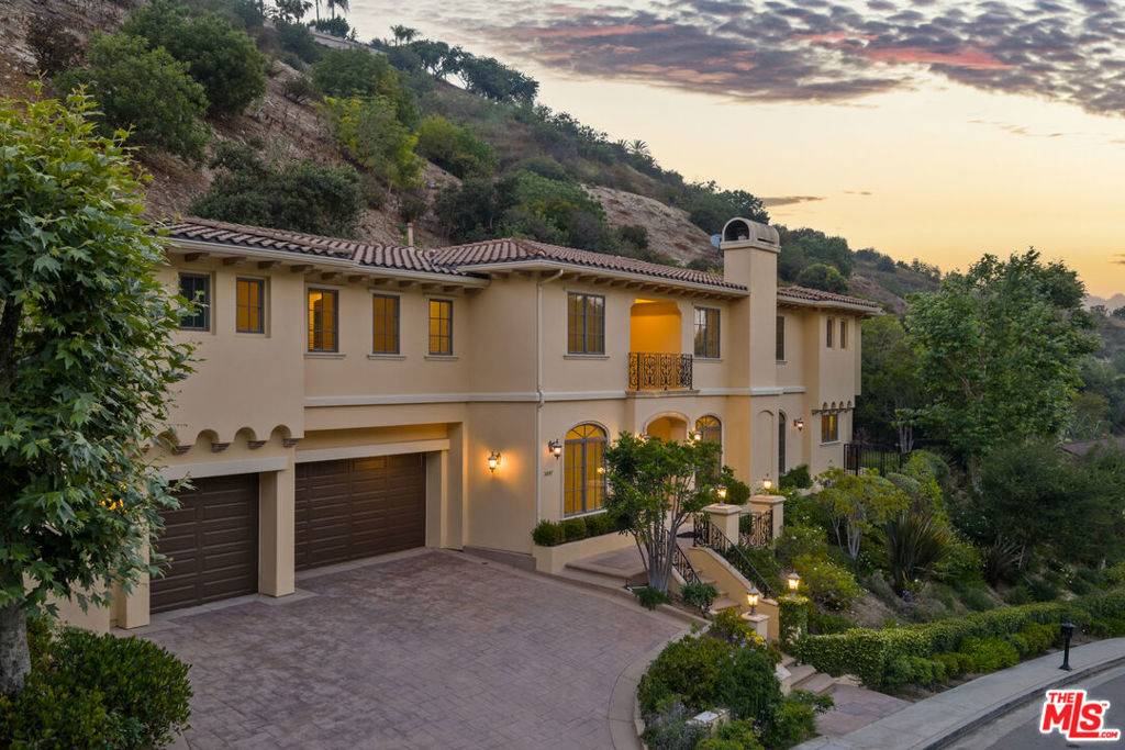 3697 Benedict Canyon LN, Sherman Oaks, CA 91423