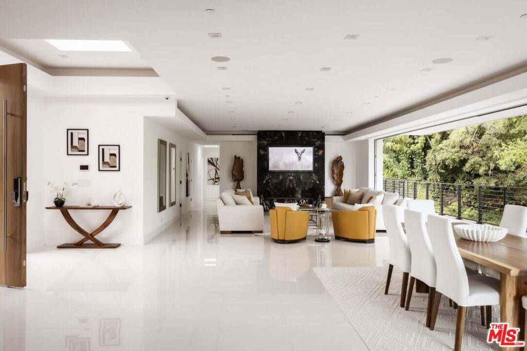 1124 Summit DR, Beverly Hills, CA 90210