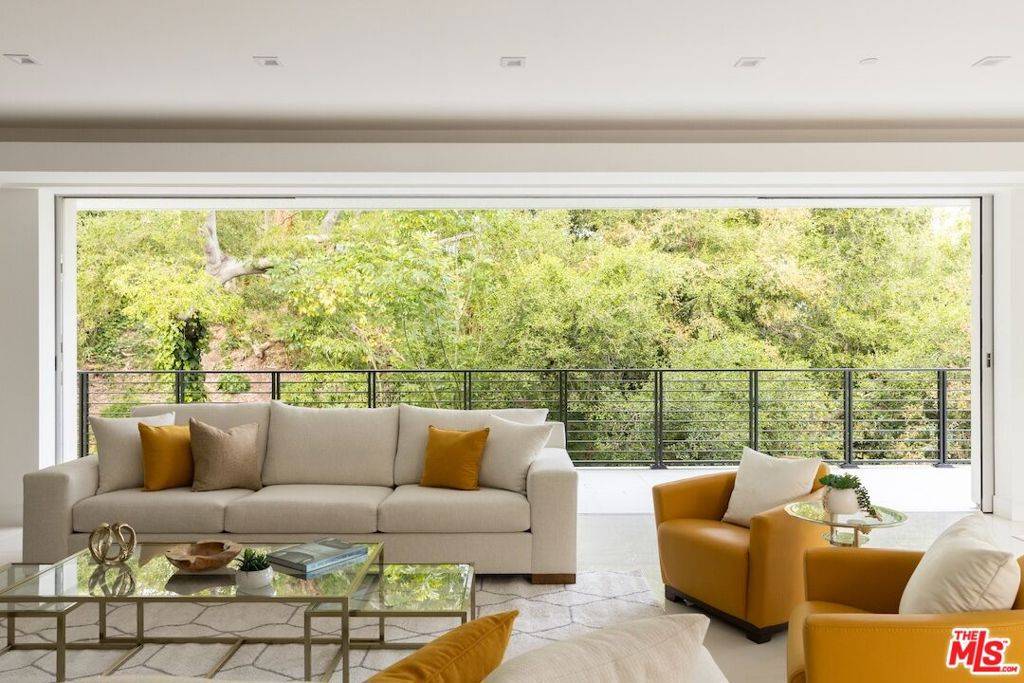 Beverly Hills, CA 90210,1124 Summit DR