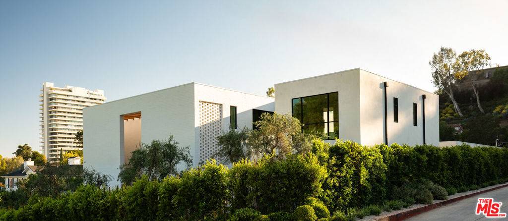 1307 N Doheny DR, Los Angeles, CA 90069