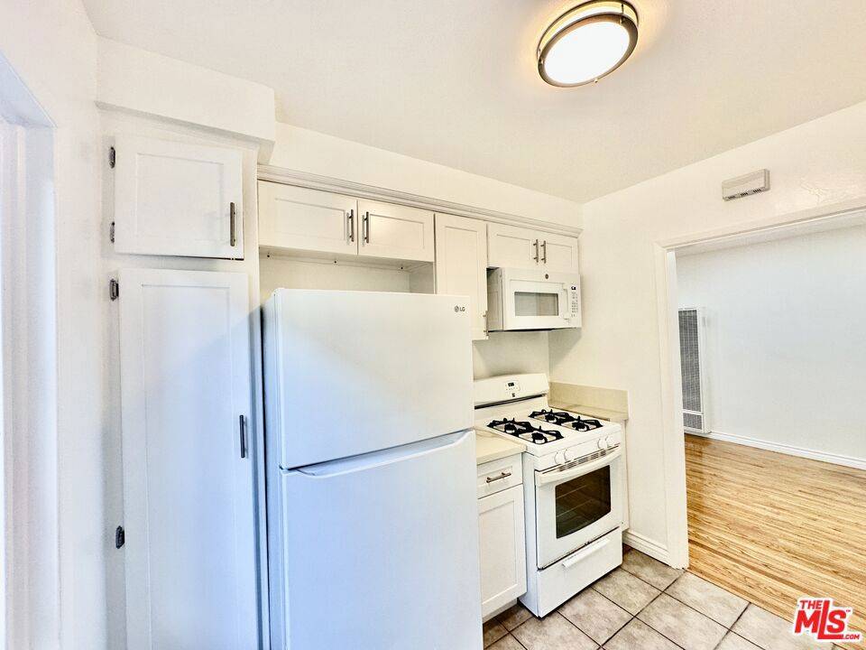 Los Angeles, CA 90035,1108 S Sherbourne DR #1