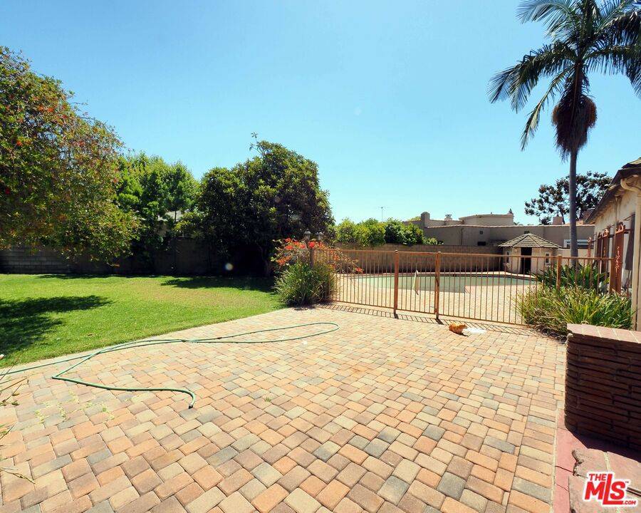 Los Angeles, CA 90048,742 Schumacher DR