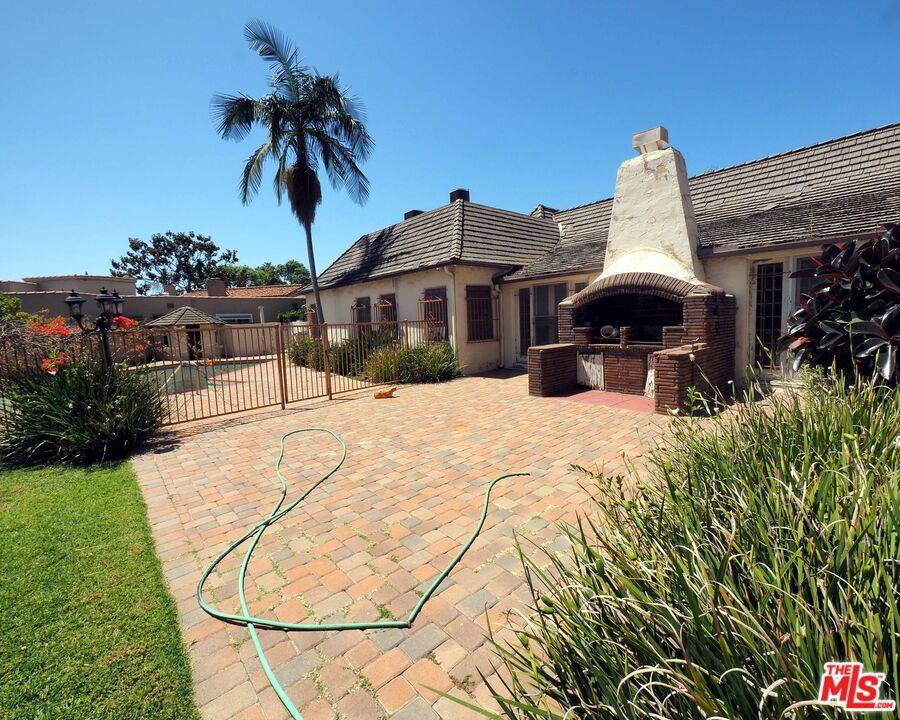 Los Angeles, CA 90048,742 Schumacher DR