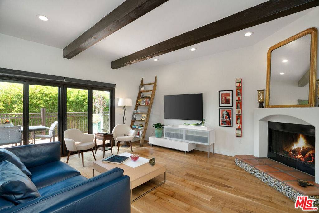 Los Angeles, CA 90068,6216 Primrose AVE