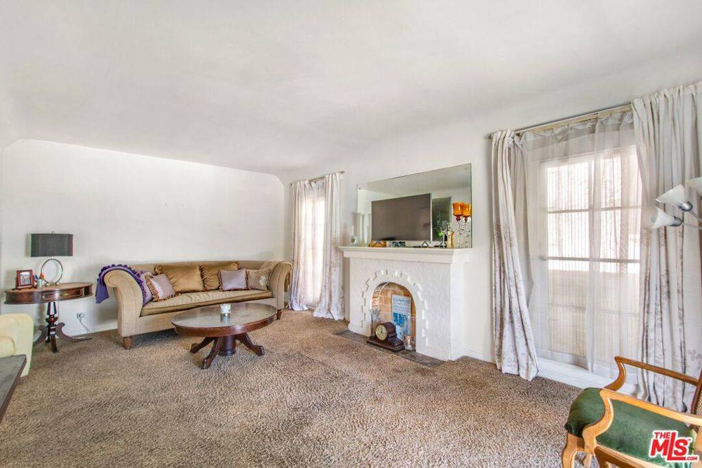 Los Angeles, CA 90019,1421 S Ridgeley DR
