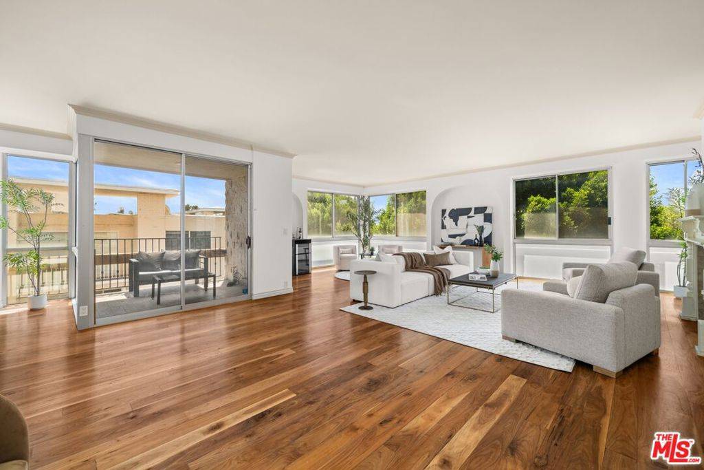 Beverly Hills, CA 90210,318 N Maple DR #406