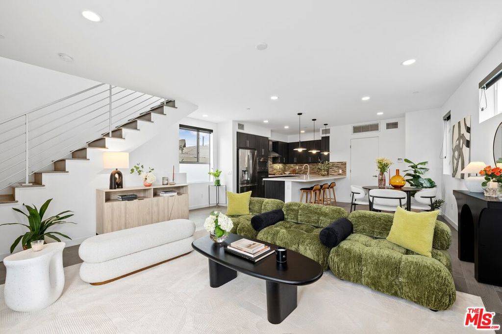 Los Angeles, CA 90068,1923 N Gower ST