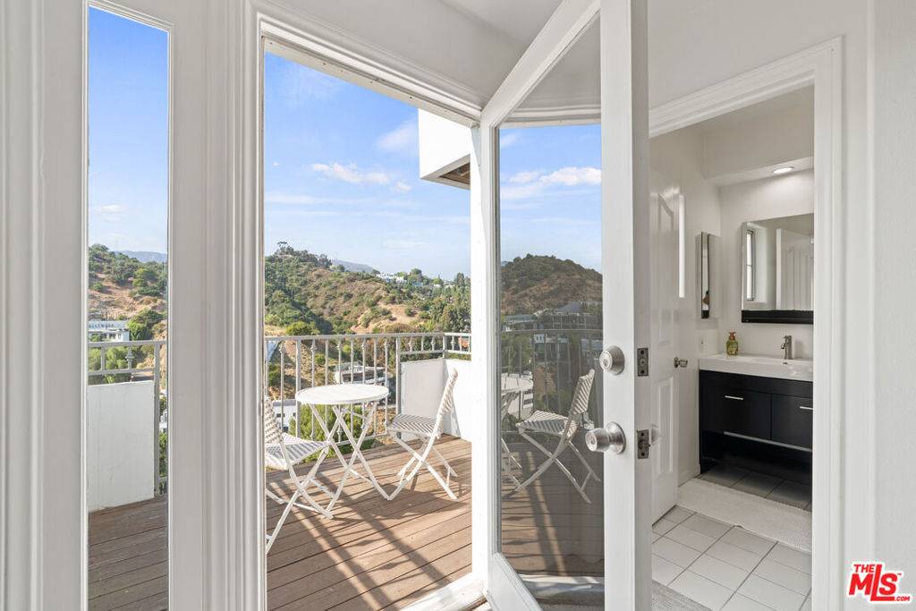 Los Angeles, CA 90068,6389 La Punta DR