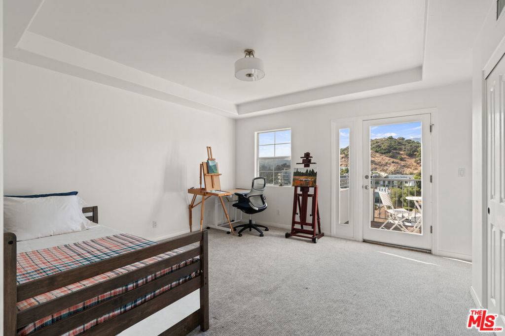 Los Angeles, CA 90068,6389 La Punta DR