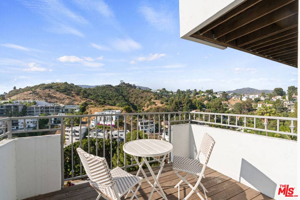 Los Angeles, CA 90068,6389 La Punta DR