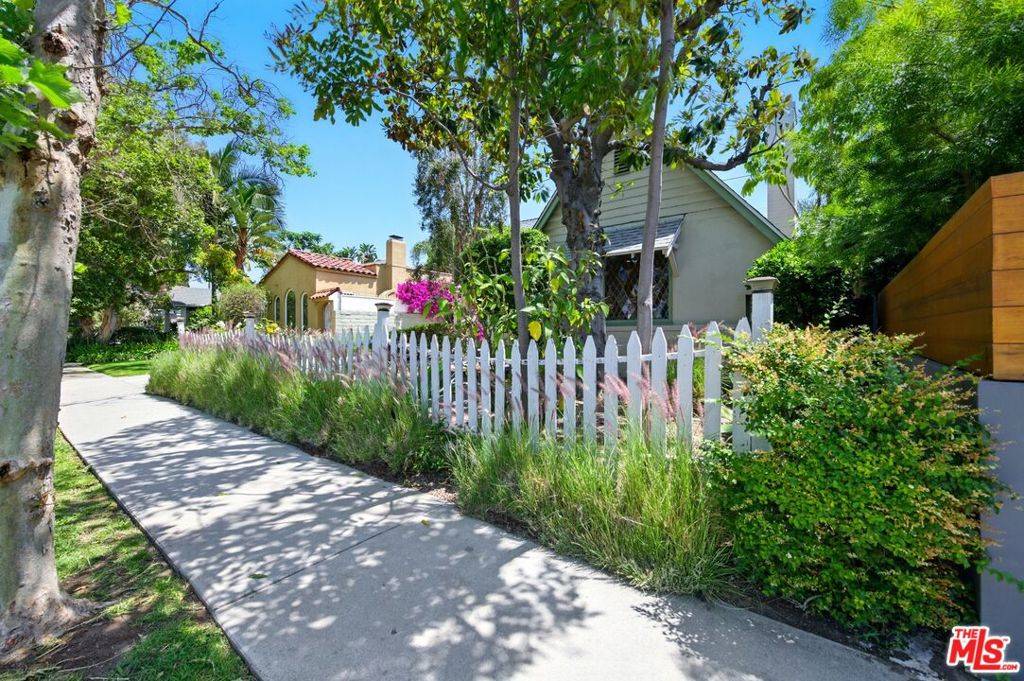 Los Angeles, CA 90038,716 N Citrus AVE