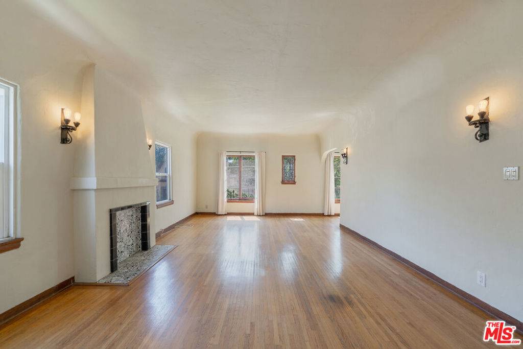 Los Angeles, CA 90036,458 N Genesee AVE