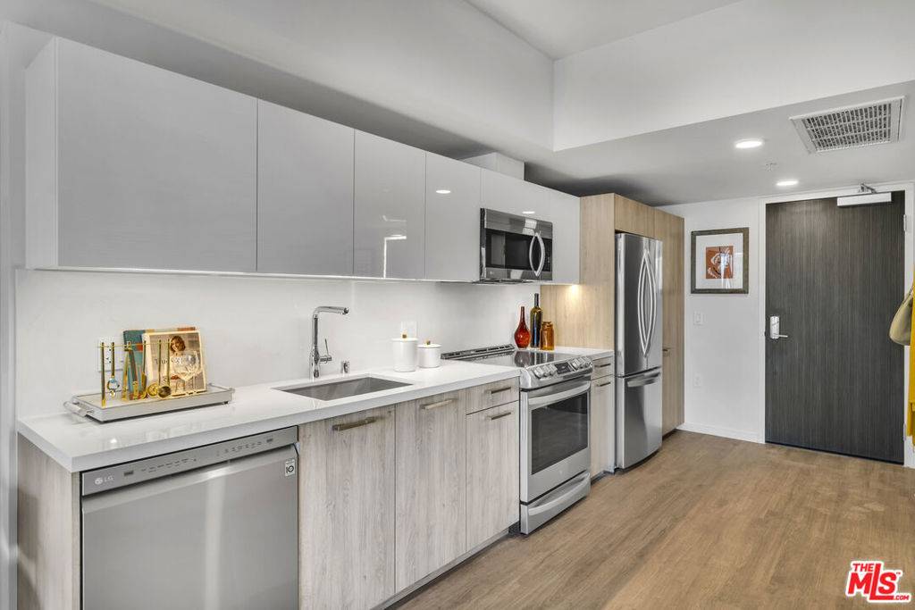 Los Angeles, CA 90005,2801 Sunset PL #263