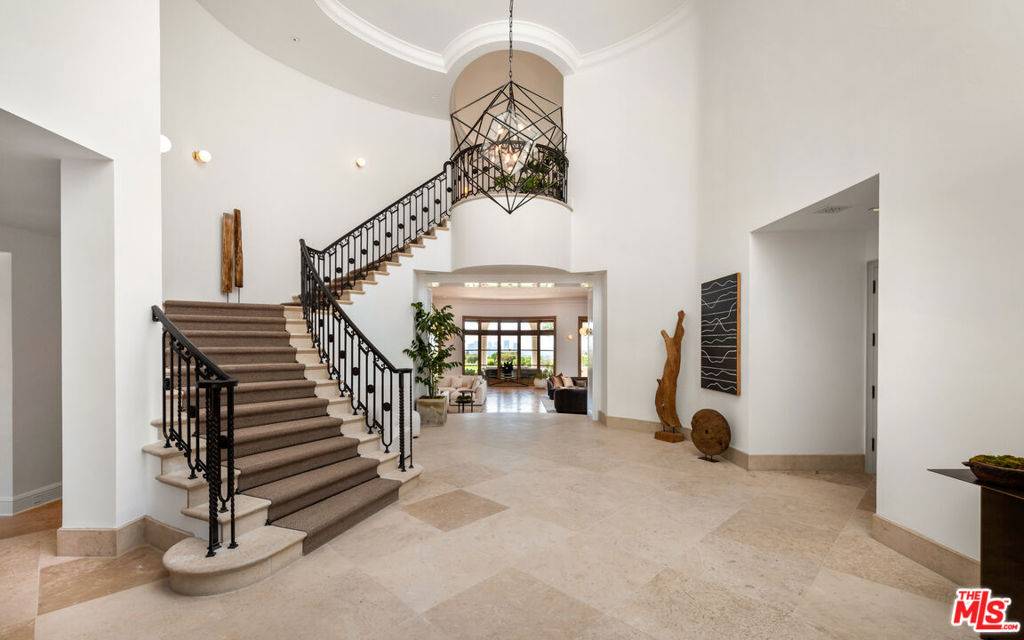 Beverly Hills, CA 90210,9904 Kip DR