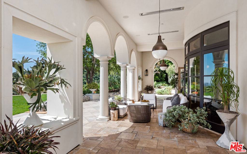 Beverly Hills, CA 90210,9904 Kip DR
