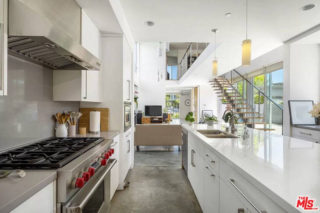 West Hollywood, CA 90048,547 Huntley DR