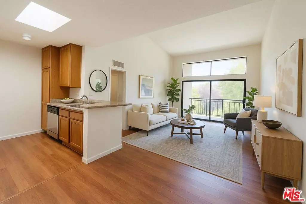Los Angeles, CA 90042,4499 Via Marisol #303