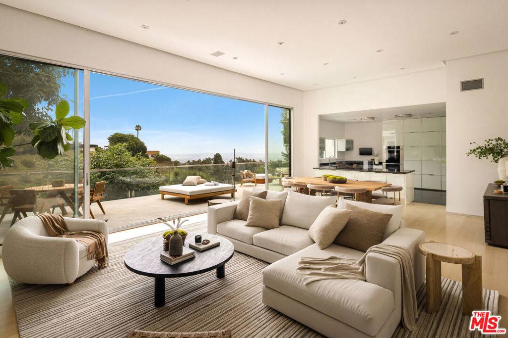 Beverly Hills, CA 90210,9346 Readcrest DR