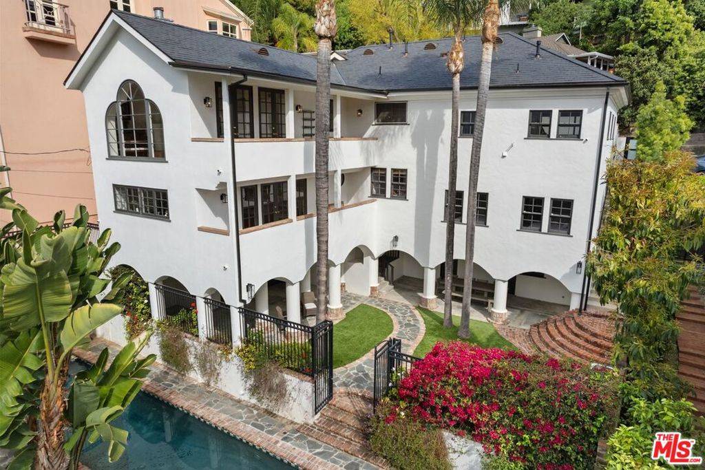 15257 Encanto DR, Sherman Oaks, CA 91403