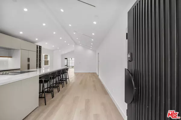 West Hollywood, CA 90069,847 Huntley DR