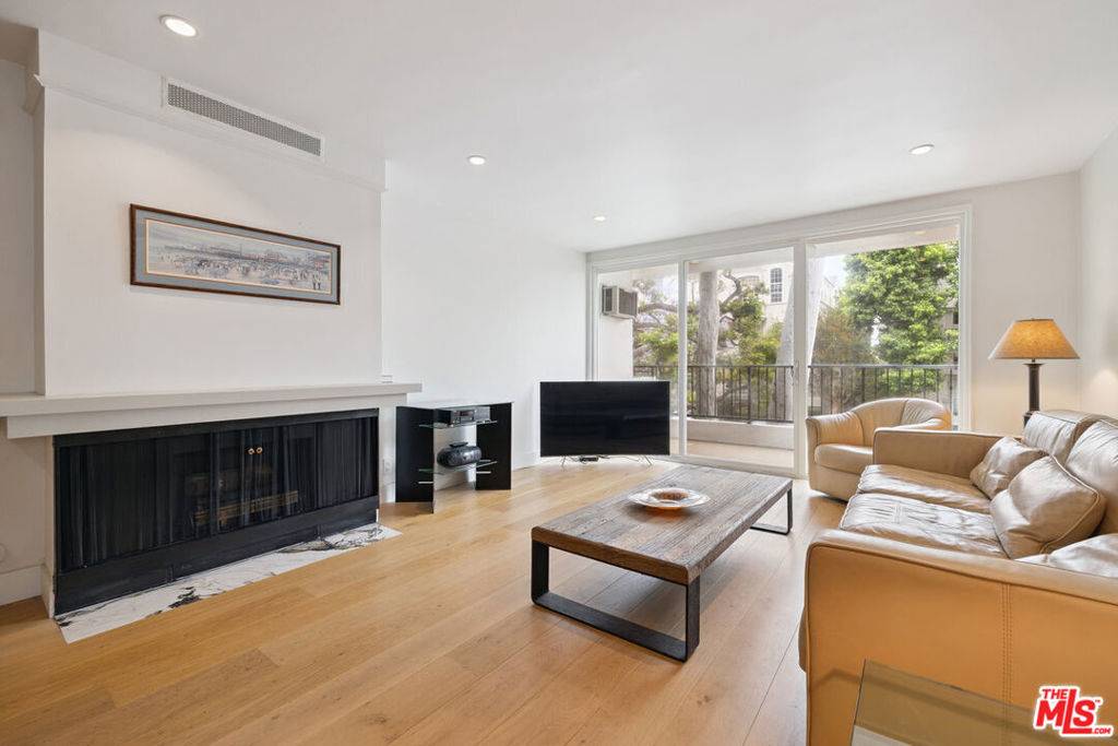 Los Angeles, CA 90049,11687 Montana AVE #101