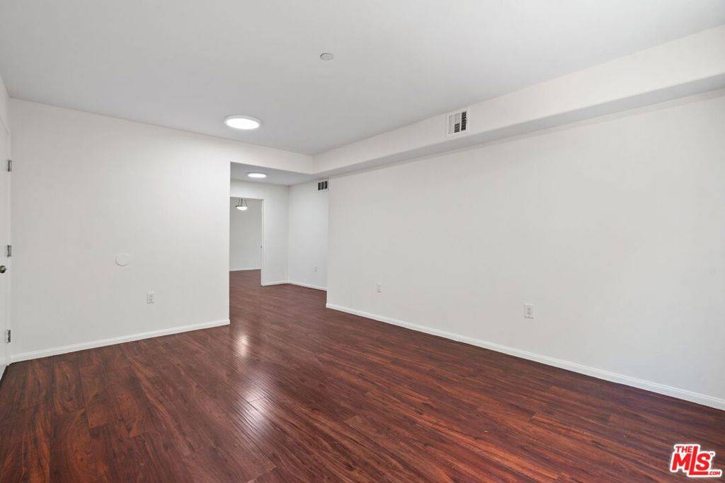 Van Nuys, CA 91406,15939 Victory BLVD #104