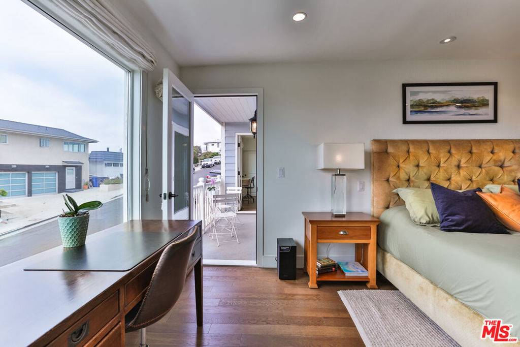 Playa Del Rey, CA 90293,218 Montreal ST