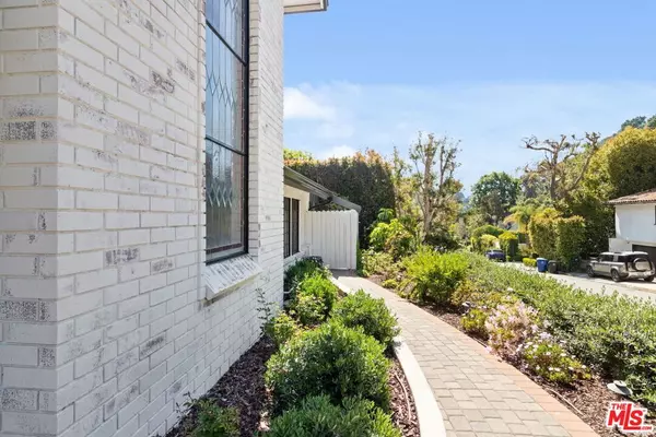 Los Angeles, CA 90077,1060 Chantilly RD