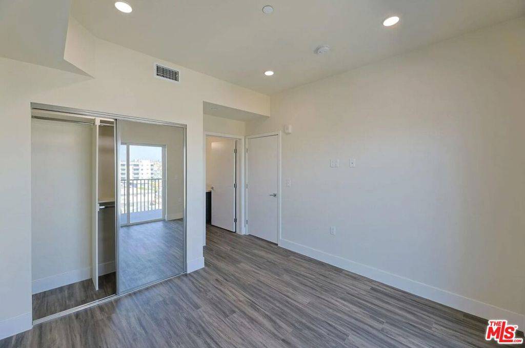 Los Angeles, CA 90006,1037 Dewey AVE #405