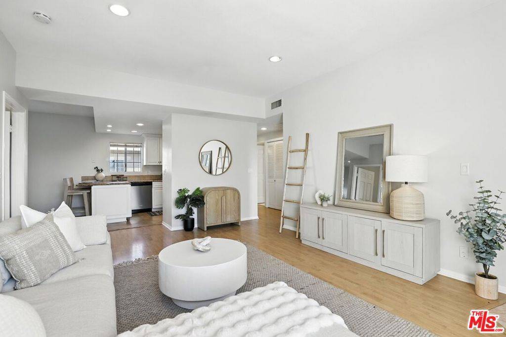 North Hollywood, CA 91602,11531 Riverside DR #308