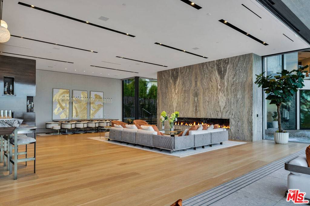 Los Angeles, CA 90069,9330 Flicker WAY