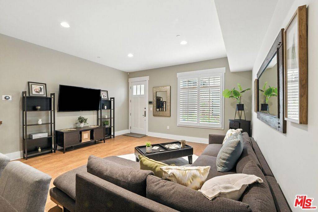 Los Angeles, CA 90068,2020 Holly DR #9