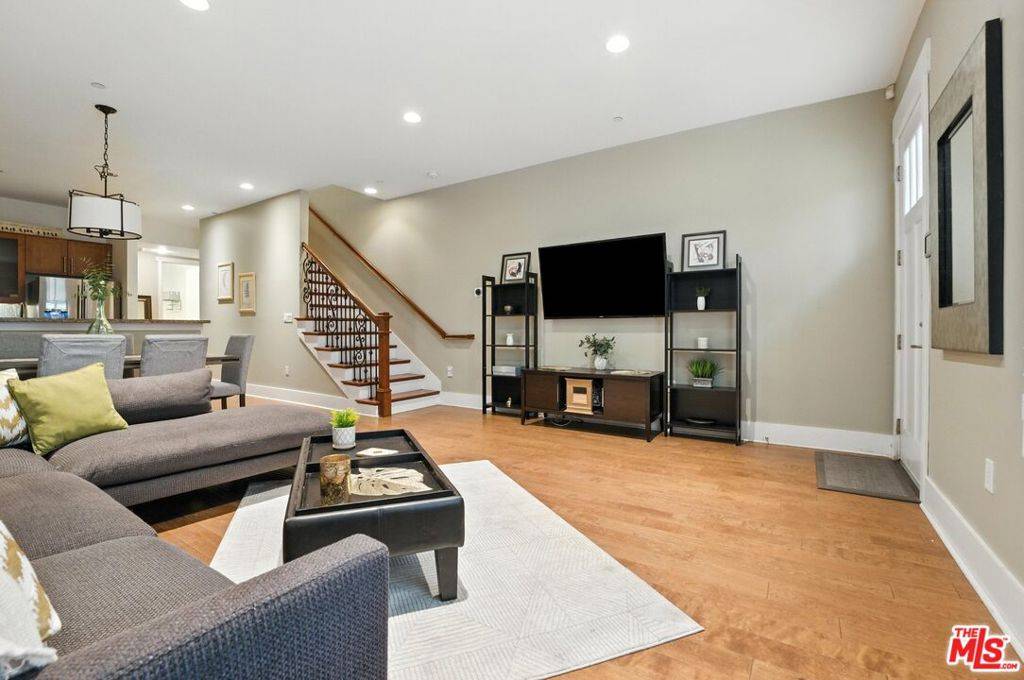 Los Angeles, CA 90068,2020 Holly DR #9