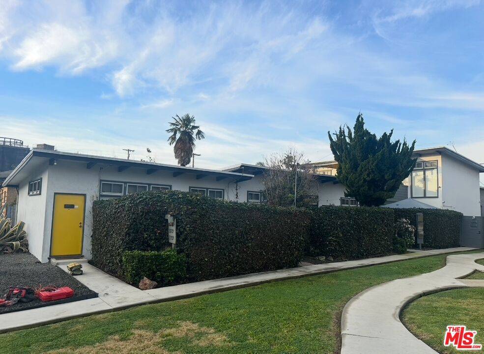 8807 Reading AVE, Los Angeles, CA 90045