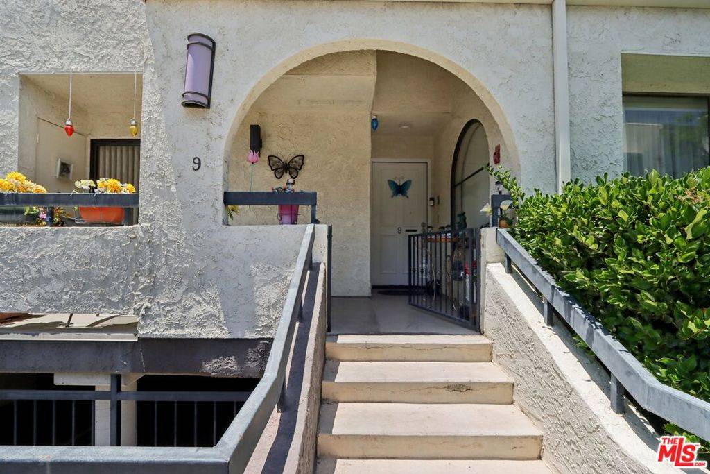 Woodland Hills, CA 91367,21620 Burbank BLVD #9