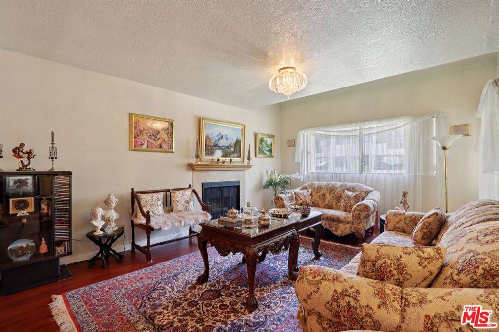 Woodland Hills, CA 91367,21620 Burbank BLVD #9