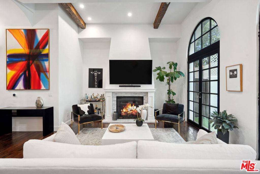Los Angeles, CA 90049,11937 W Sunset BLVD #7