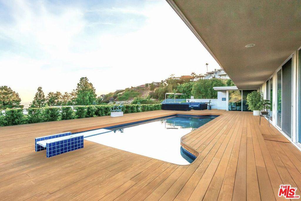 9263 Swallow DR, Los Angeles, CA 90069
