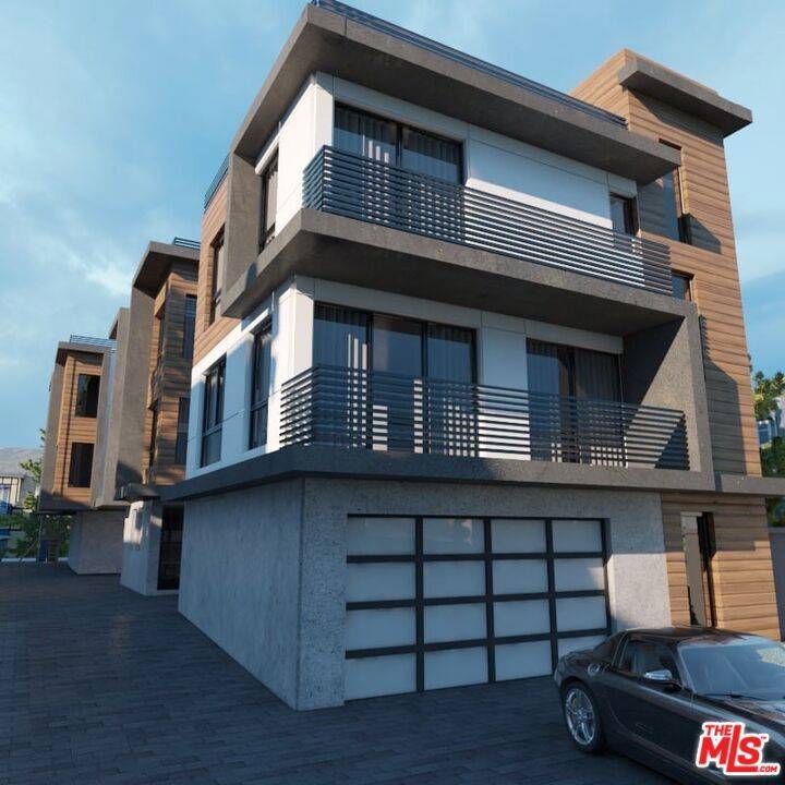 Los Angeles, CA 90004,553 N Heliotrope DR