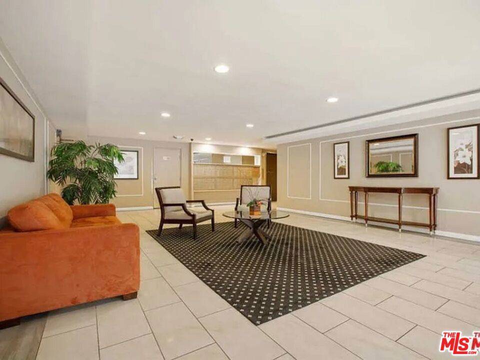 Los Angeles, CA 90048,8568 Burton WAY #101
