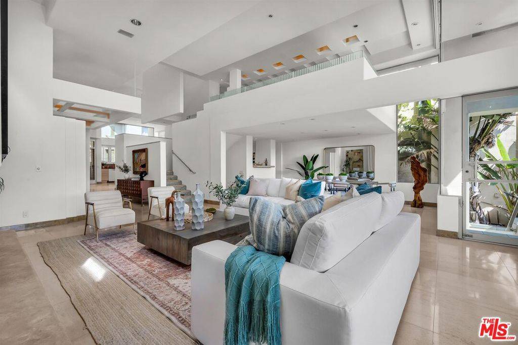 Marina Del Rey, CA 90292,4911 Roma CT