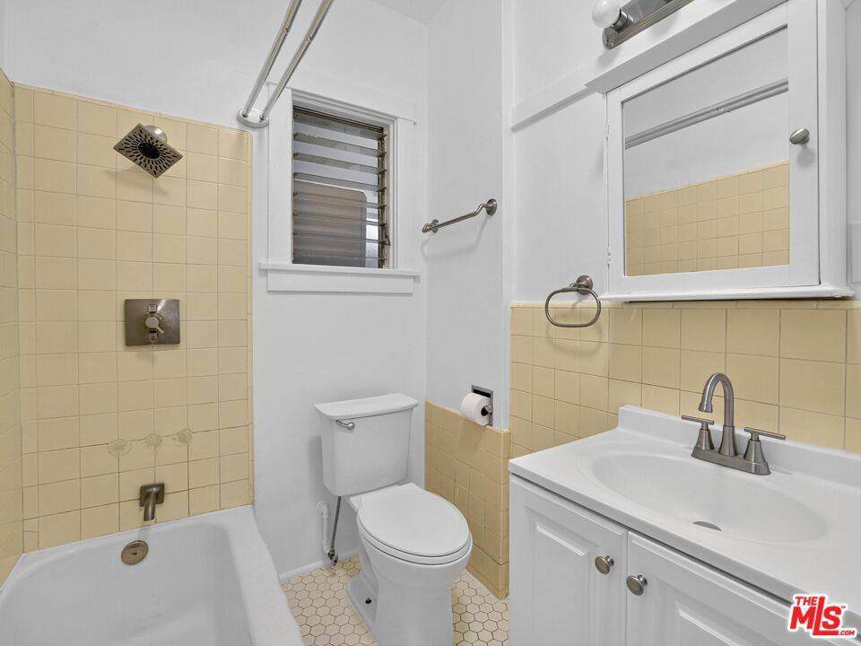 Los Angeles, CA 90068,2565 Glen Green ST