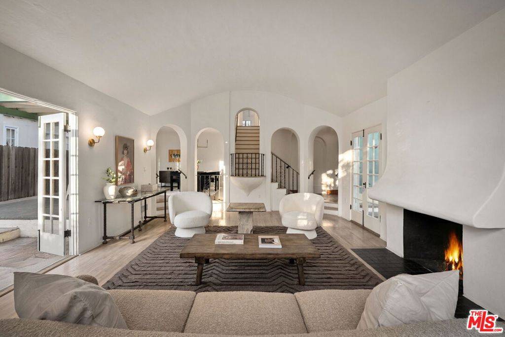 950 N Holliston AVE, Pasadena, CA 91104