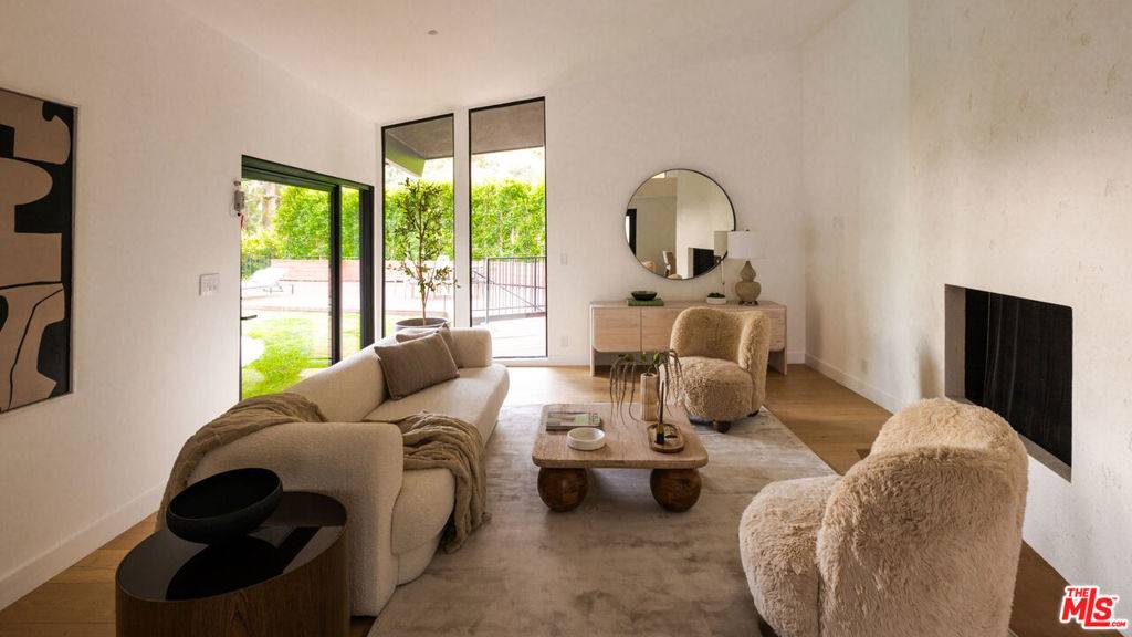 Los Angeles, CA 90046,2247 Chelan PL