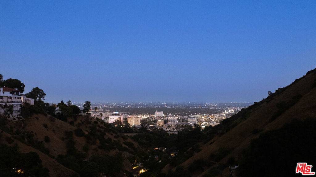 Los Angeles, CA 90046,2247 Chelan PL
