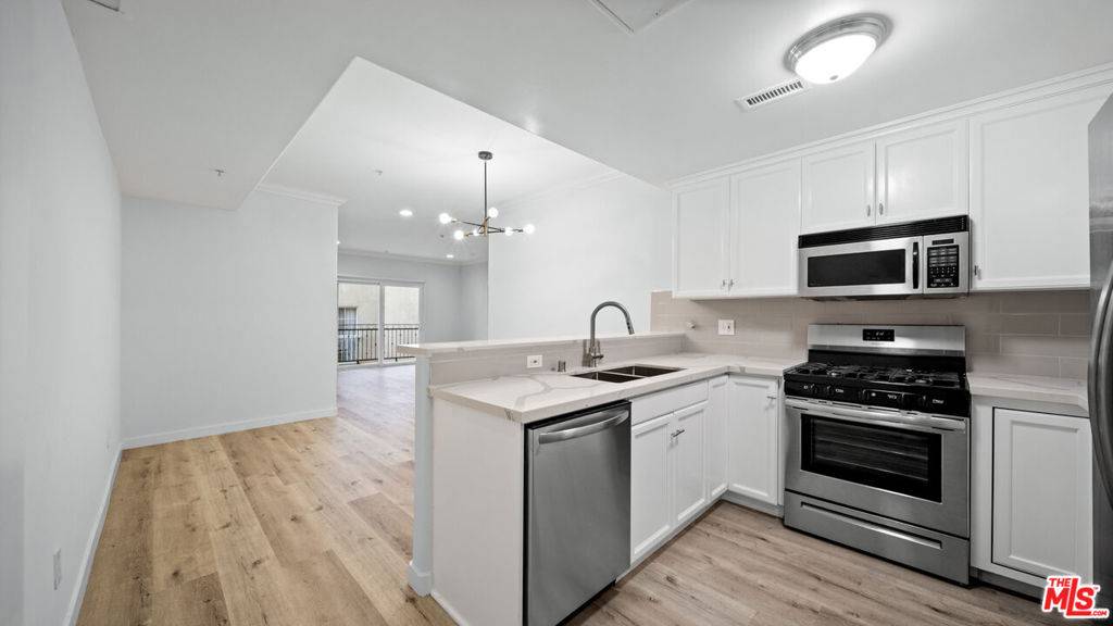 Los Angeles, CA 90064,2335 S Bentley AVE #207