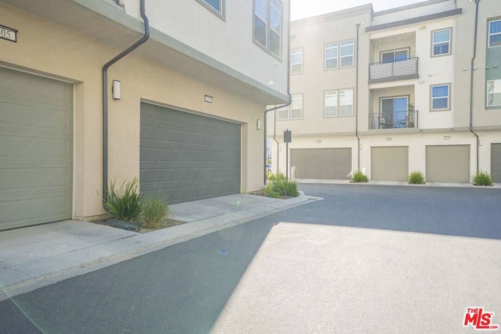 Valencia, CA 91381,27409 Journey PL #205
